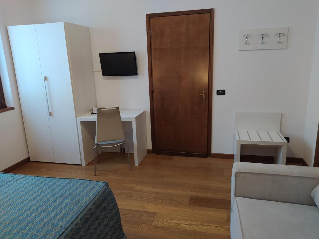 TV a/nebo společenská místnost v ubytování Albergo Ristorante Orazio