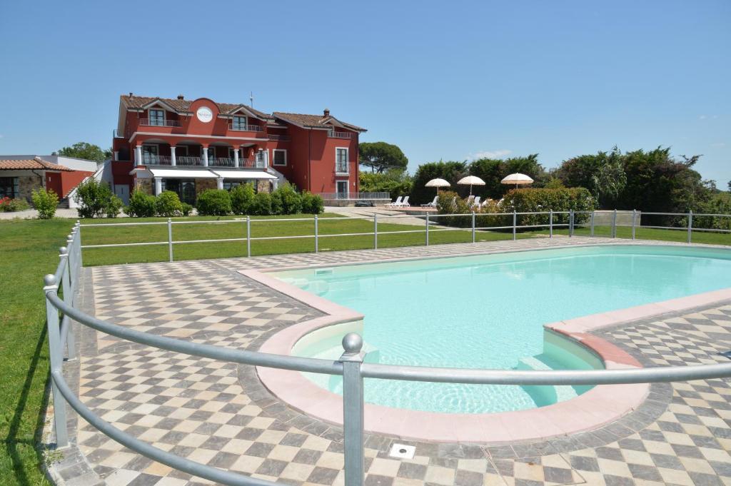 - une piscine en face d'une maison dans l'établissement Villa Nadar, à Altopascio