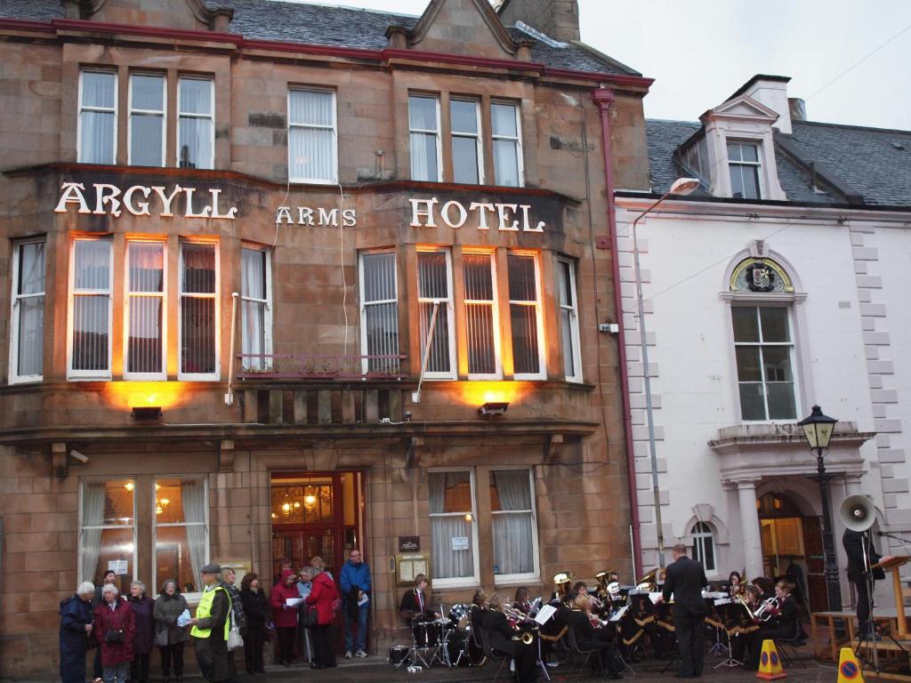 een groep mensen die buiten een hotel staan bij Argyll Arms Hotel in Campbeltown