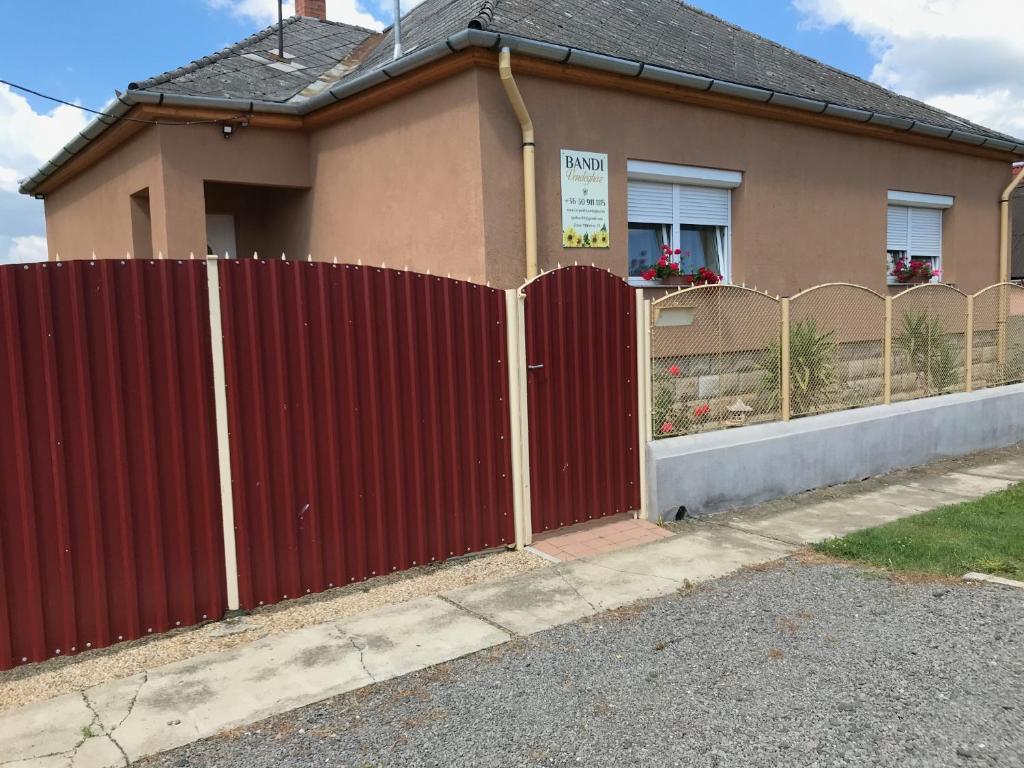 VerpelétにあるBandi Vendégházの家の前の赤い柵