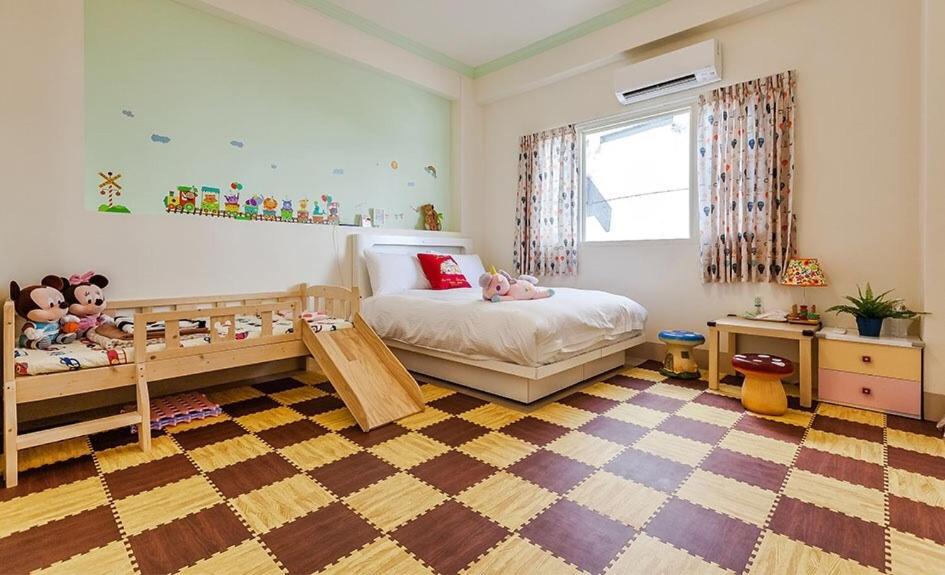 sypialnia dla dzieci z łóżkiem i oknem w obiekcie Hexin w mieście Ji’an