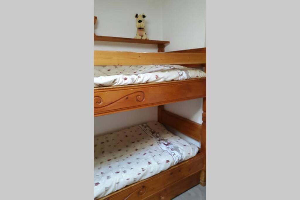 a bunk bed in the corner of a room at Appartement T3 Cosy St Gervais les Bains -Grattague in Mémontel