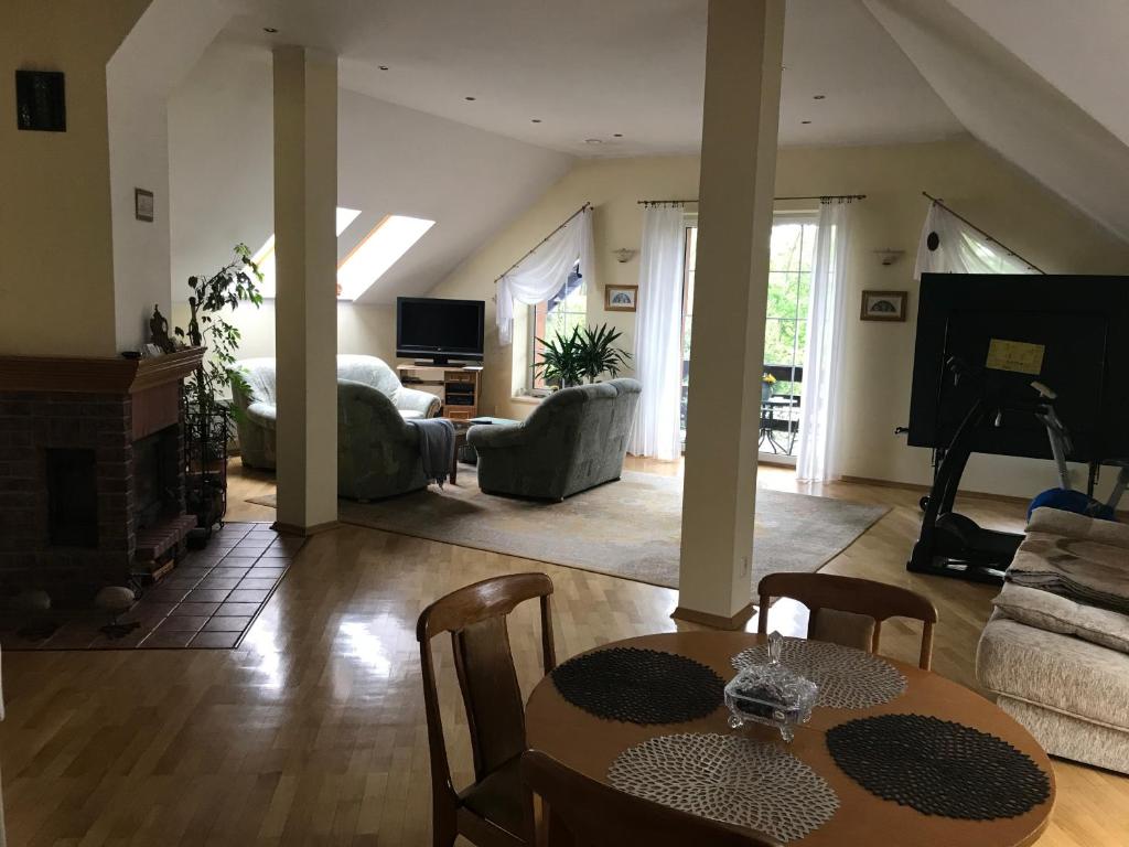 Televízia a/alebo spoločenská miestnosť v ubytovaní Apartament u Gabi