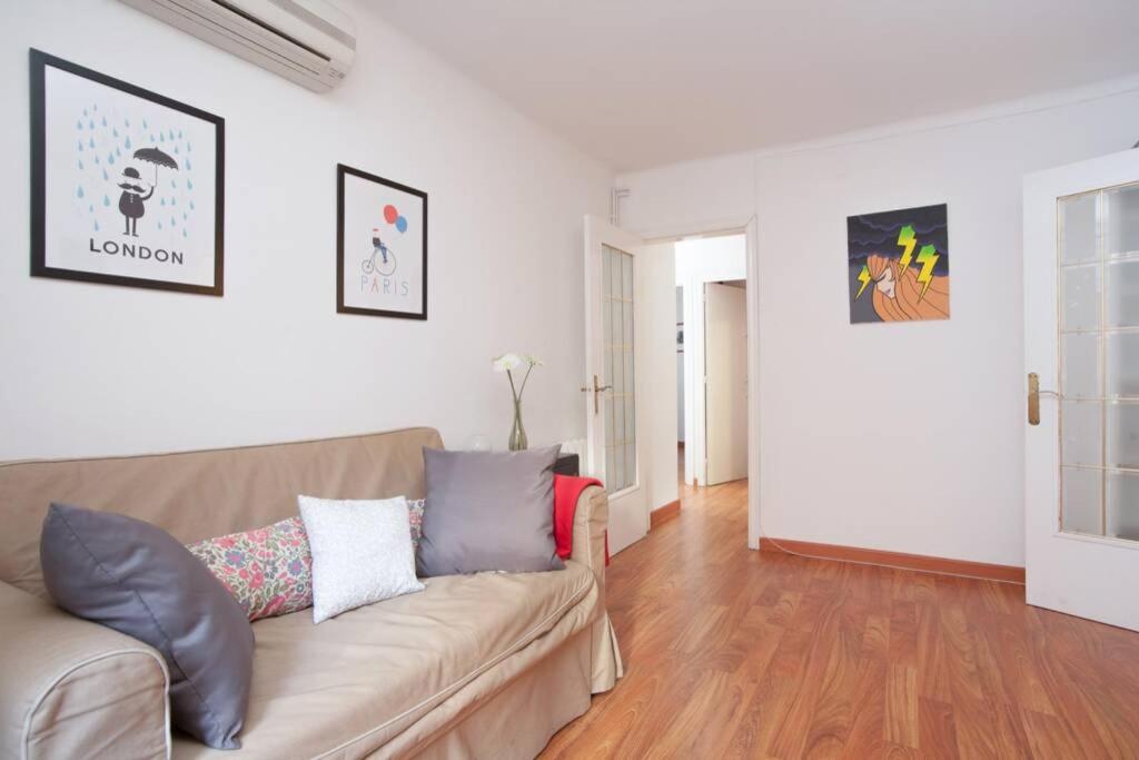 a living room with a couch and wooden floors at Apartamento Parc Güell in Barcelona