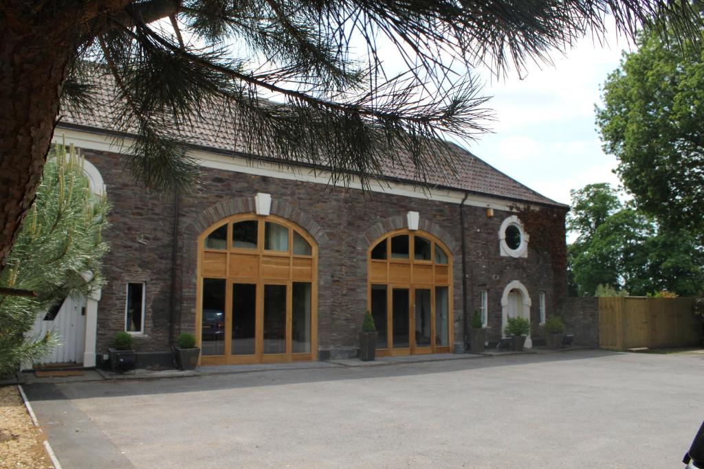 um grande edifício de tijolos com grandes janelas de vidro em The Coach House em Bristol