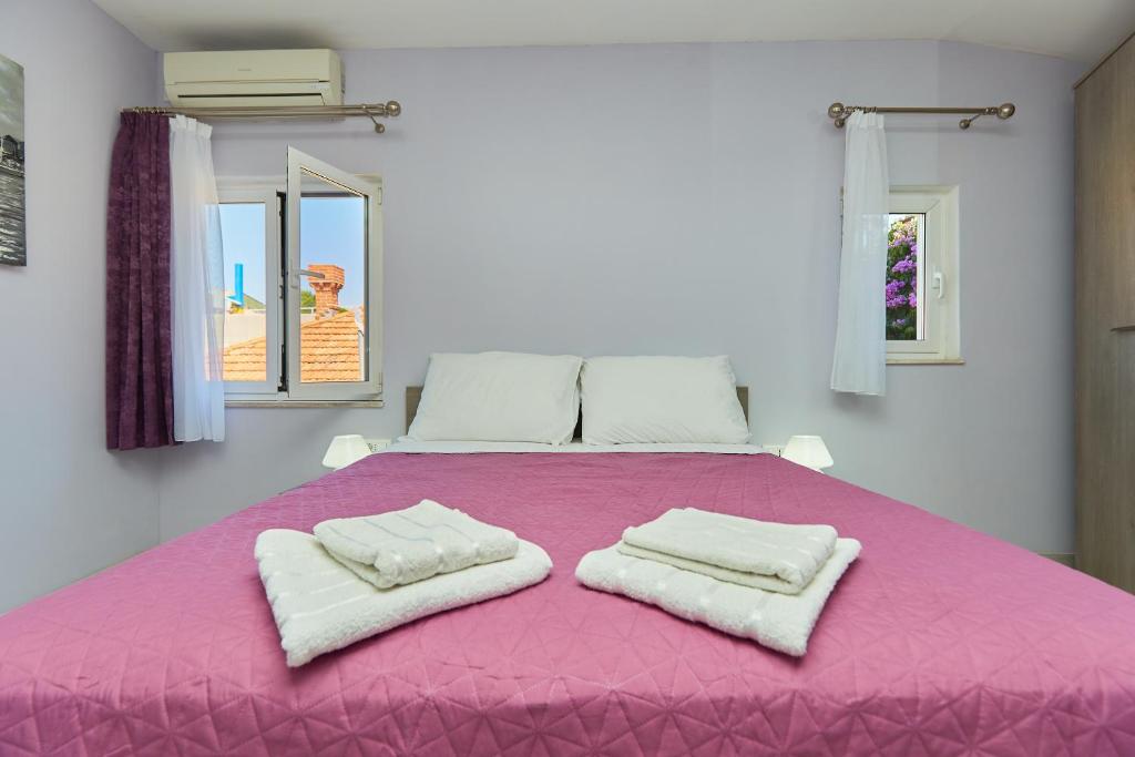 Posteľ alebo postele v izbe v ubytovaní Apartments Kolorina