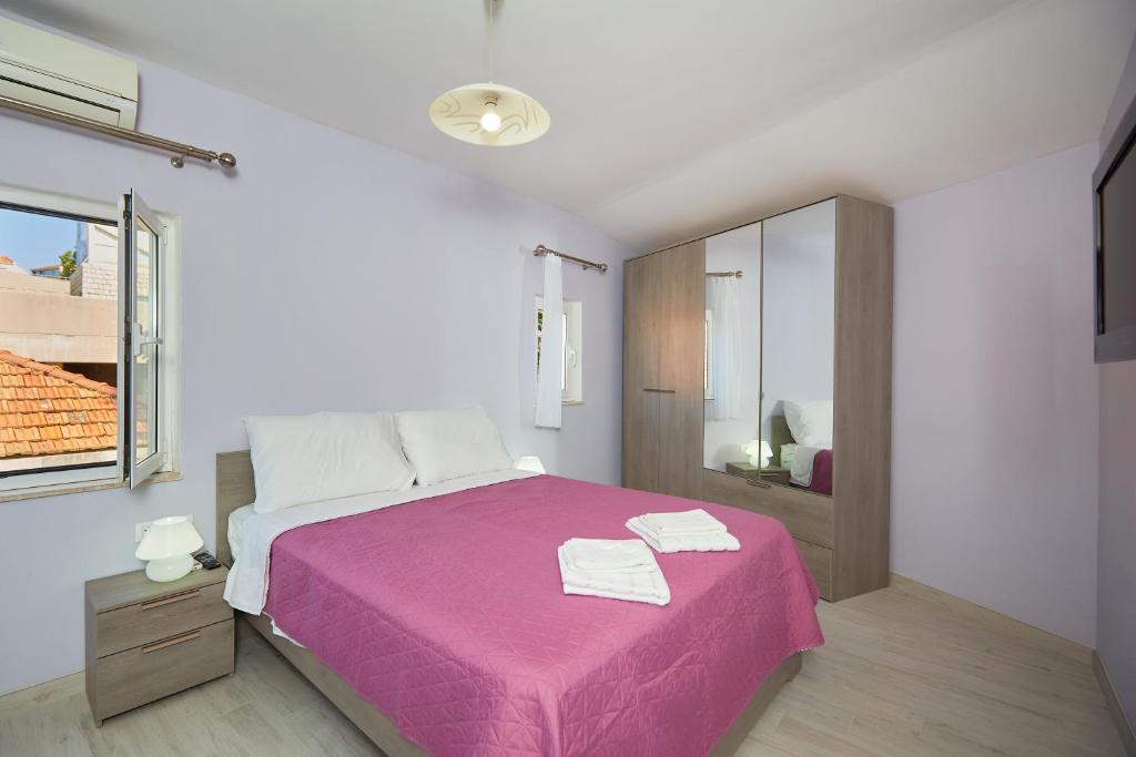Posteľ alebo postele v izbe v ubytovaní Apartments Kolorina