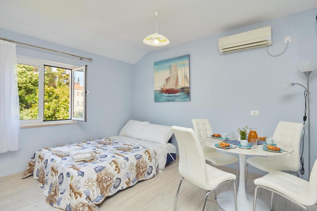 Posteľ alebo postele v izbe v ubytovaní Apartments Kolorina
