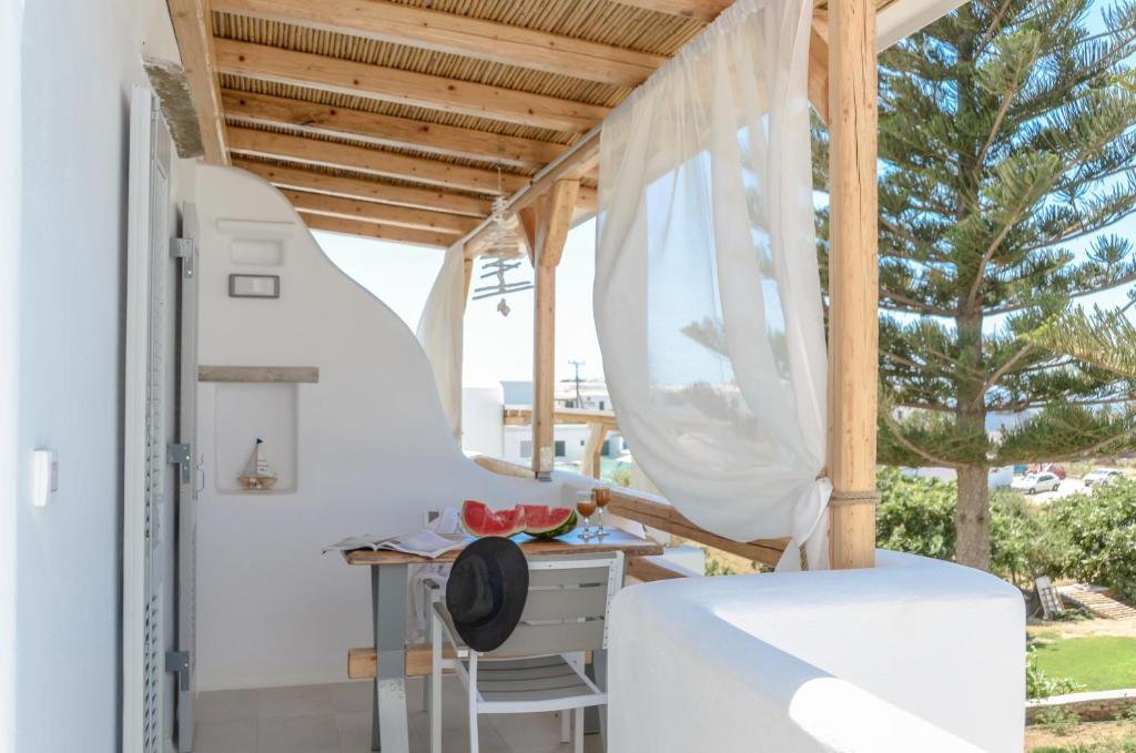 Balkón nebo terasa v ubytování Birikos Studios & Apartments