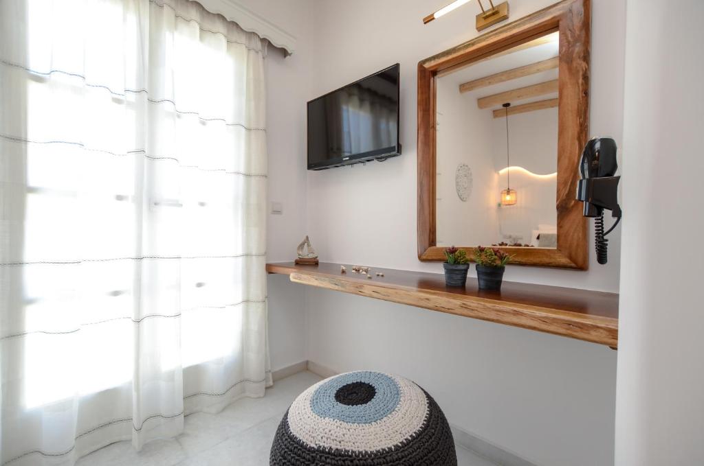 TV a/nebo společenská místnost v ubytování Birikos Studios & Apartments