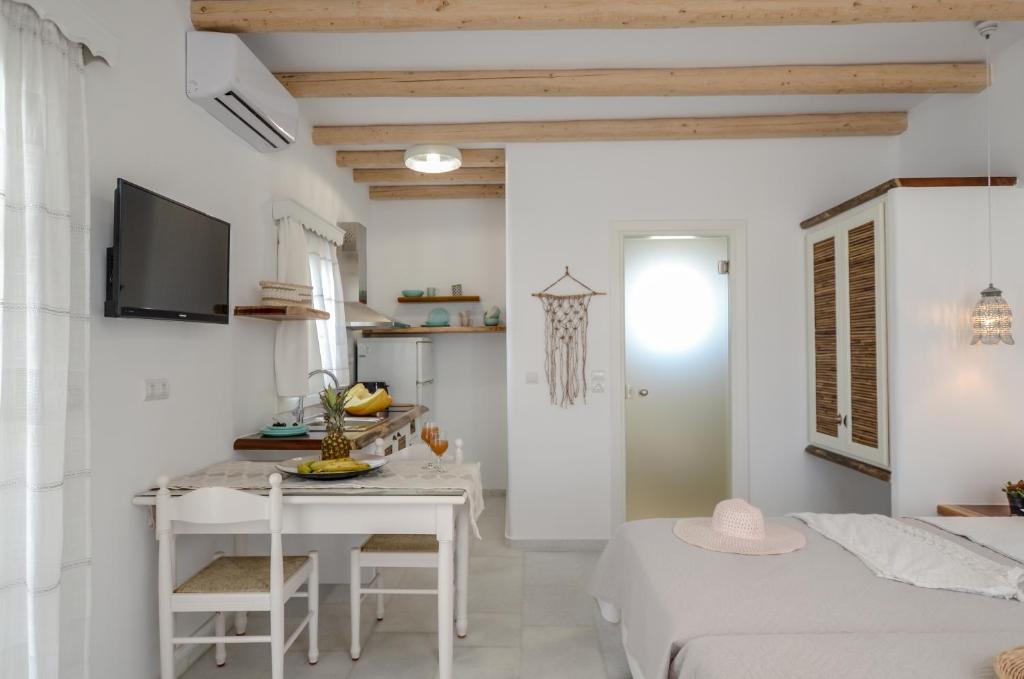 Postel nebo postele na pokoji v ubytování Birikos Studios & Apartments