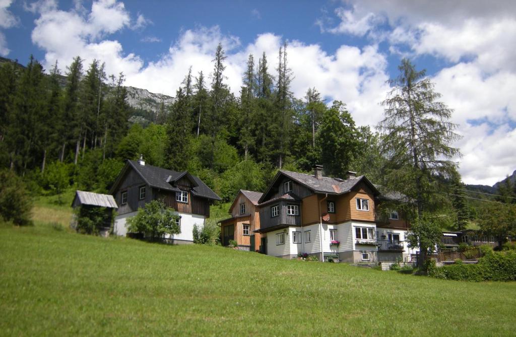 eine Gruppe von Häusern auf einem Hügel auf einem Feld in der Unterkunft Haus Schraml in Grundlsee