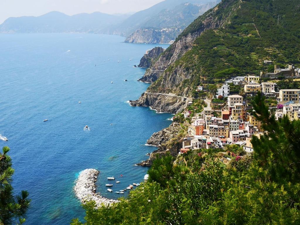 a view of the amalfi coast in positano at Ca' dei Nogi - Appartamento a Riomaggiore in Riomaggiore