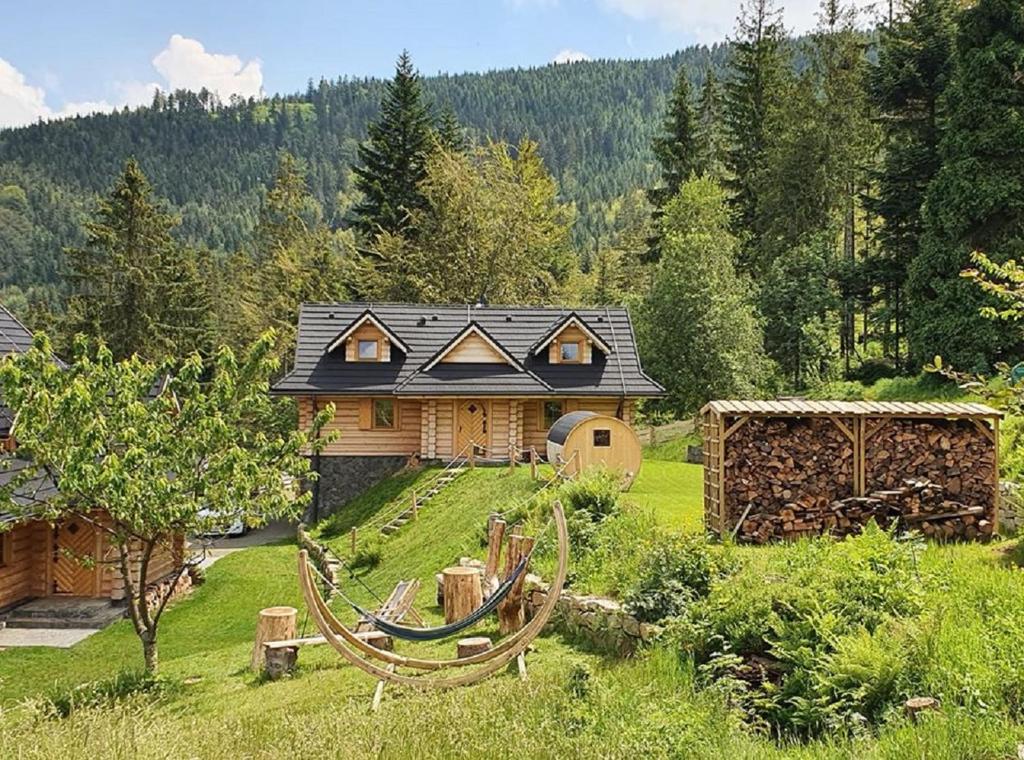 una casa en medio de un patio en Dom pod Baranią - Wisła - sauna, jacuzzi & widok na góry, en Wisła