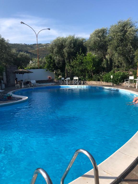 The swimming pool at or close to Hotel Apeneste