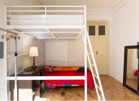 1 dormitorio con litera y escalera en Centro Madrid Malasaña, en Madrid