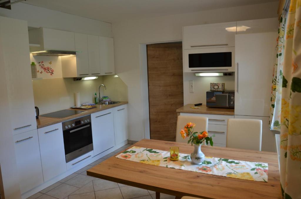 A kitchen or kitchenette at Ferienwohnung Vonwald