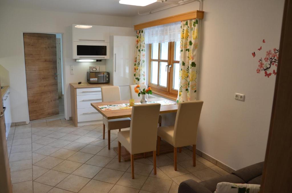 A kitchen or kitchenette at Ferienwohnung Vonwald
