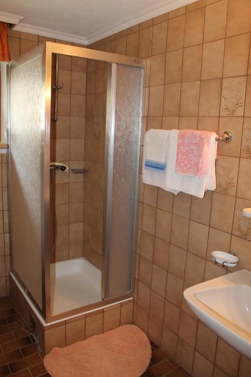 A bathroom at Haus Praxmarer