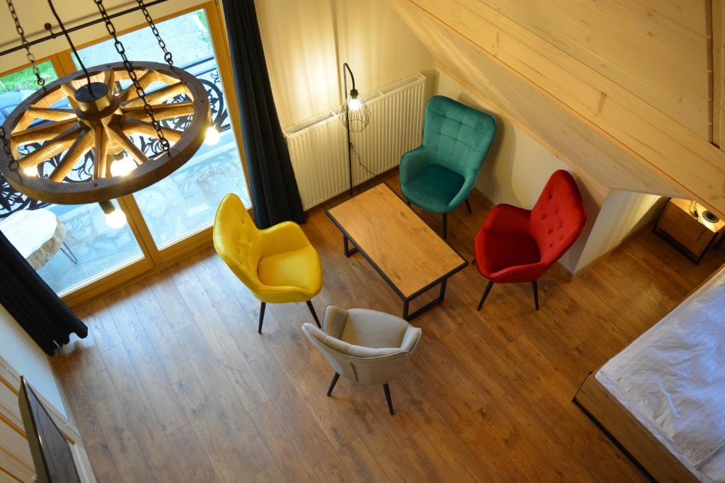 - une vue sur le plafond d'une chambre avec des chaises et une table dans l'établissement Osada Witów - apartament „Czerwone Wierchy”, à Witów