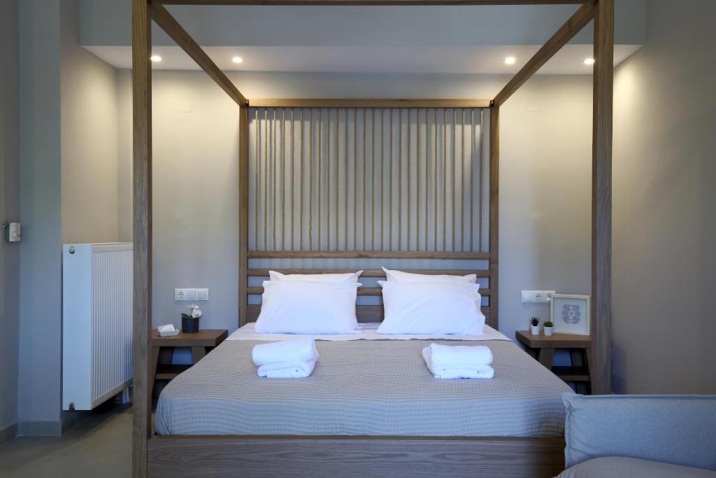 1 dormitorio con 1 cama grande y 2 almohadas blancas en Sti Chora Apartments, en Lefkada