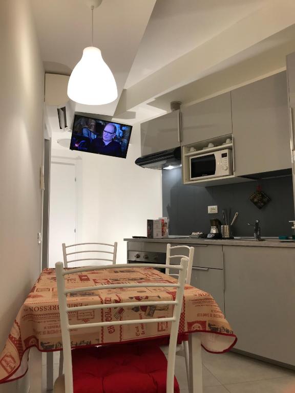 A kitchen or kitchenette at Appartamenti Borghetto San Donato 105