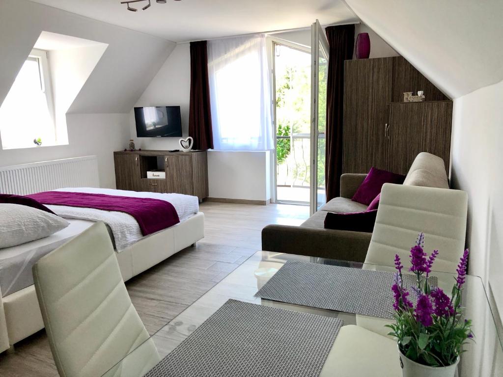 Televízia a/alebo spoločenská miestnosť v ubytovaní Deluxe Apartments