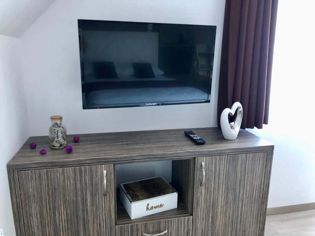 Televízia a/alebo spoločenská miestnosť v ubytovaní Deluxe Apartments