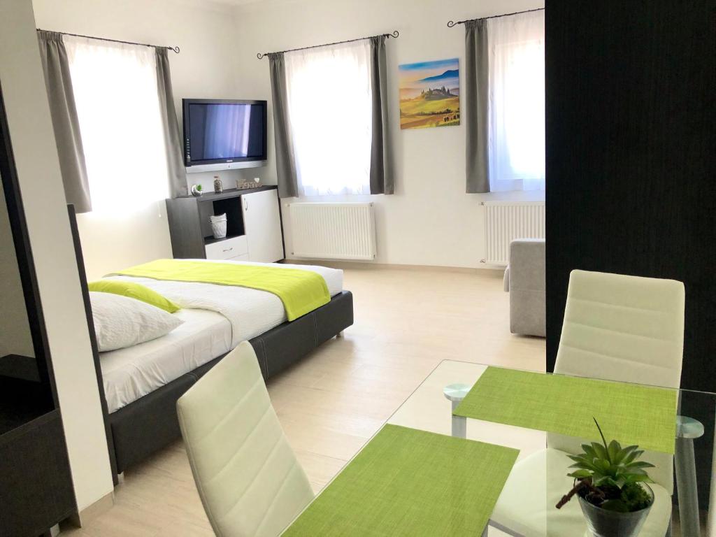 Televízia a/alebo spoločenská miestnosť v ubytovaní Deluxe Apartments