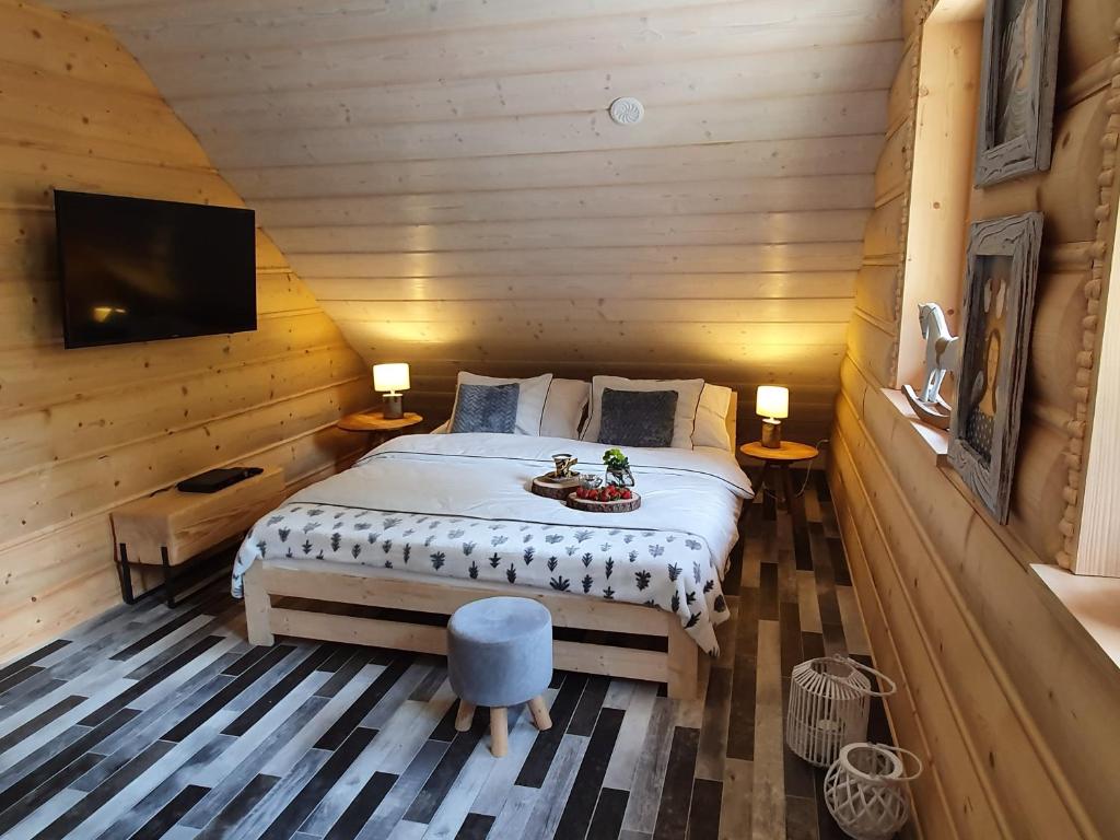 Postel nebo postele na pokoji v ubytování Dom pod Baranią - Wisła - sauna, jacuzzi, tężnia & widok na góry