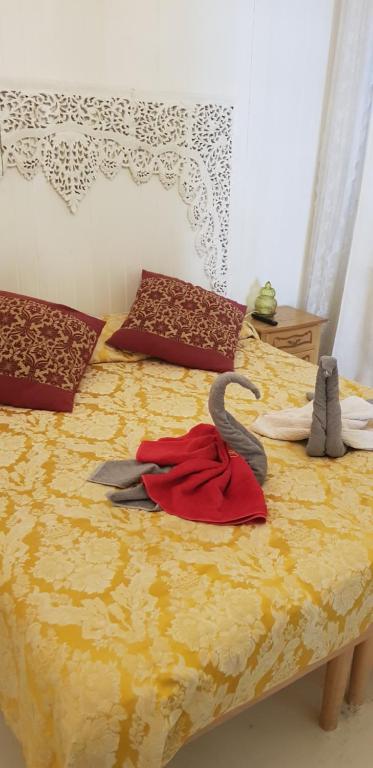 een slaapkamer met een bed met een gele en rode sprei bij BIENNALE FLAT IN GIARDINI in Venetië