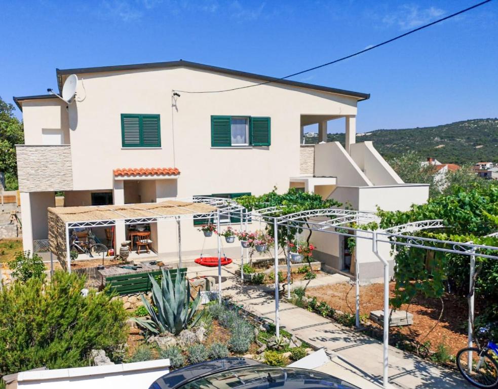 a house with a garden in front of it at Vila Ivana Dolores in Vinišće