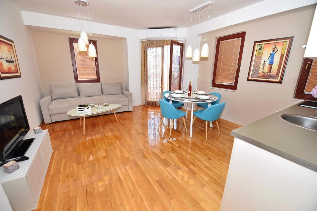 een woonkamer met een bank en een tafel bij SI Apartments Ohrid with free parking in Ohrid