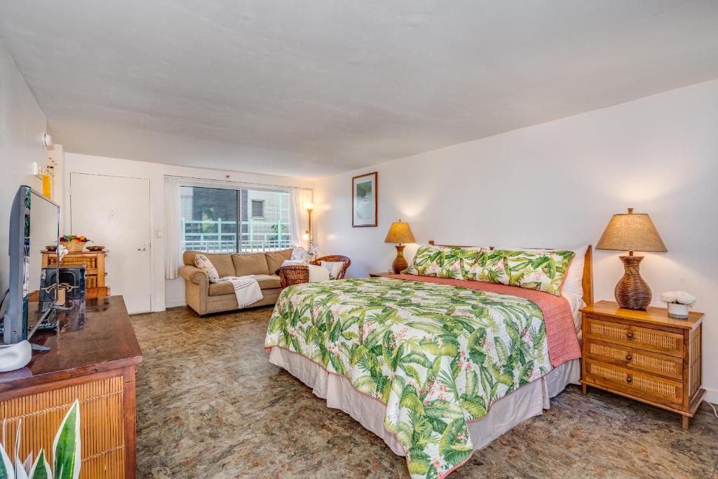 a bedroom with a bed and a living room at @ Marbella Lane - Breezy Studio@Diamond Head Beach Hotel in Honolulu