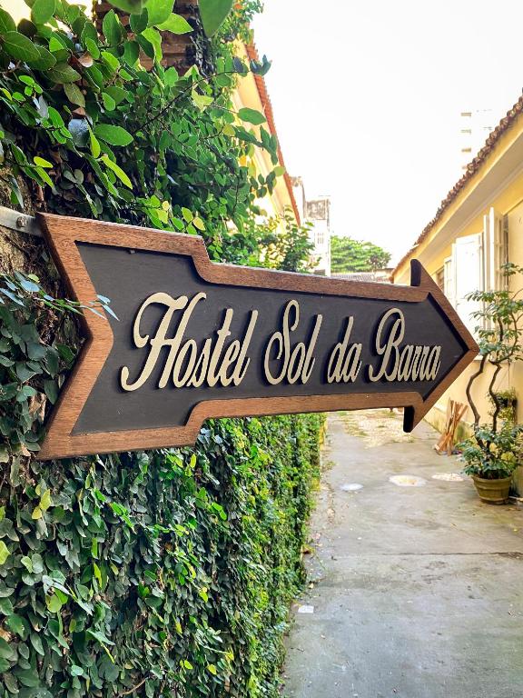 a sign that reads hotel old ohanna attached to a hedge at Hostel Sol da Barra in Salvador