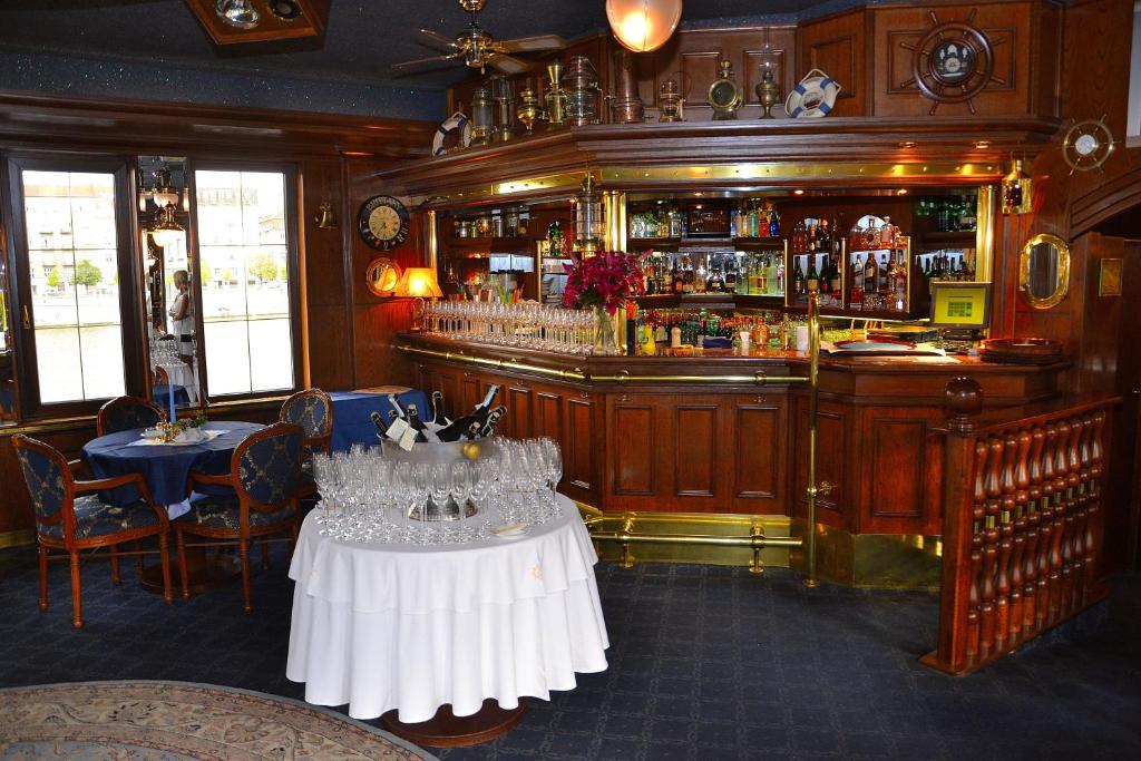 Lounge nebo bar v ubytování Admiral Botel