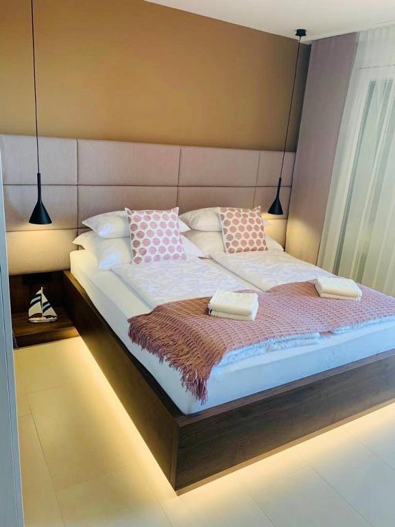 Postel nebo postele na pokoji v ubytování ZADAR Panorama Sea View Apartments