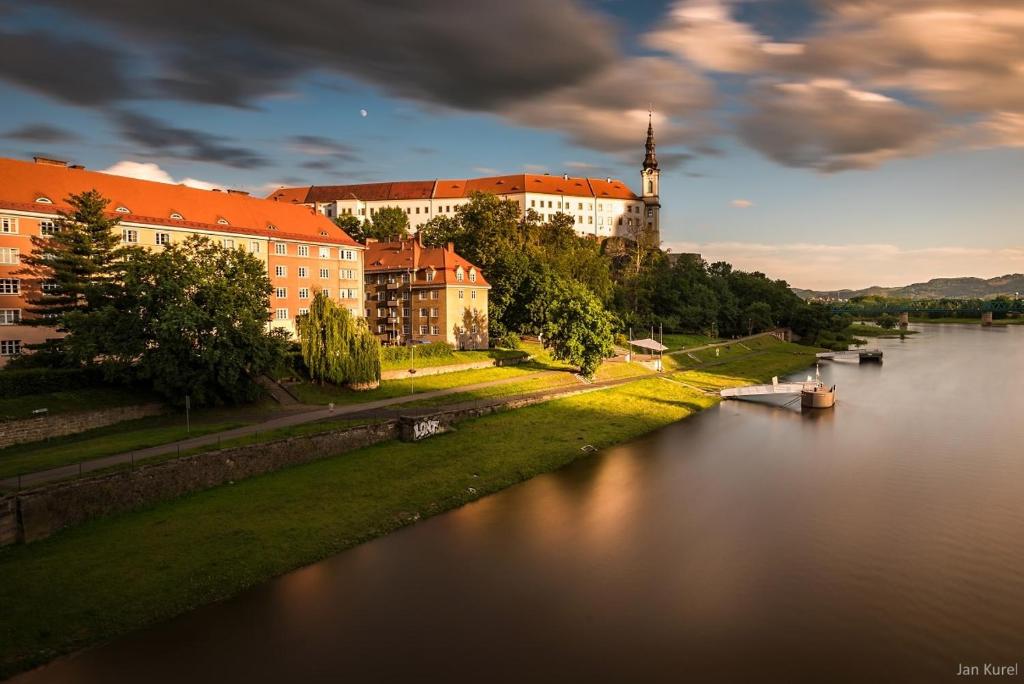 vistas a un río con edificios y a la ciudad en Apartmán Pod Zámkem en Děčín