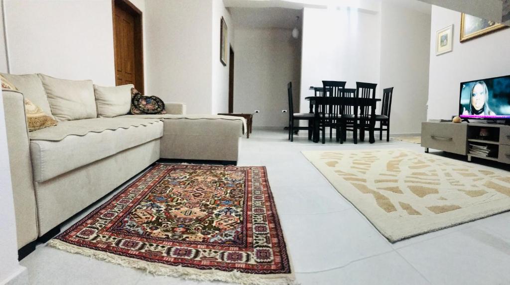 salon z kanapą i dywanem w obiekcie Cappuccino Apartment w mieście Lezha