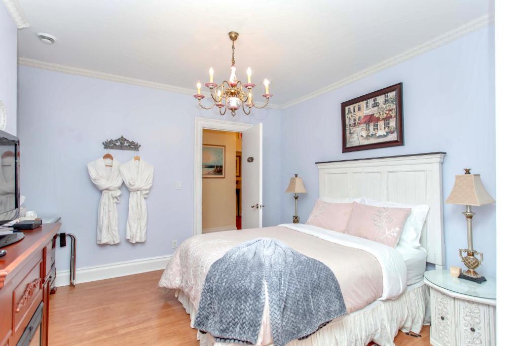 a bedroom with a bed and a chandelier at Redwood Bed and Breakfast in Niagara Falls