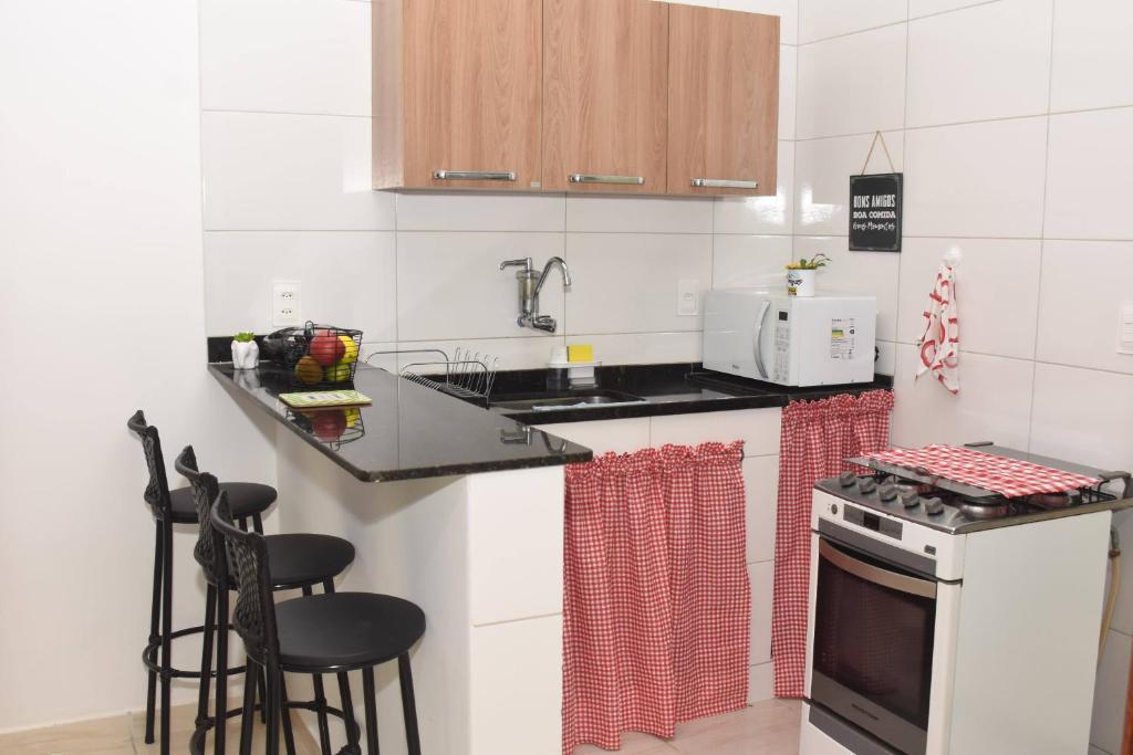 uma cozinha com um balcão e um fogão forno superior em Carvalho de Paquetá no Rio de Janeiro