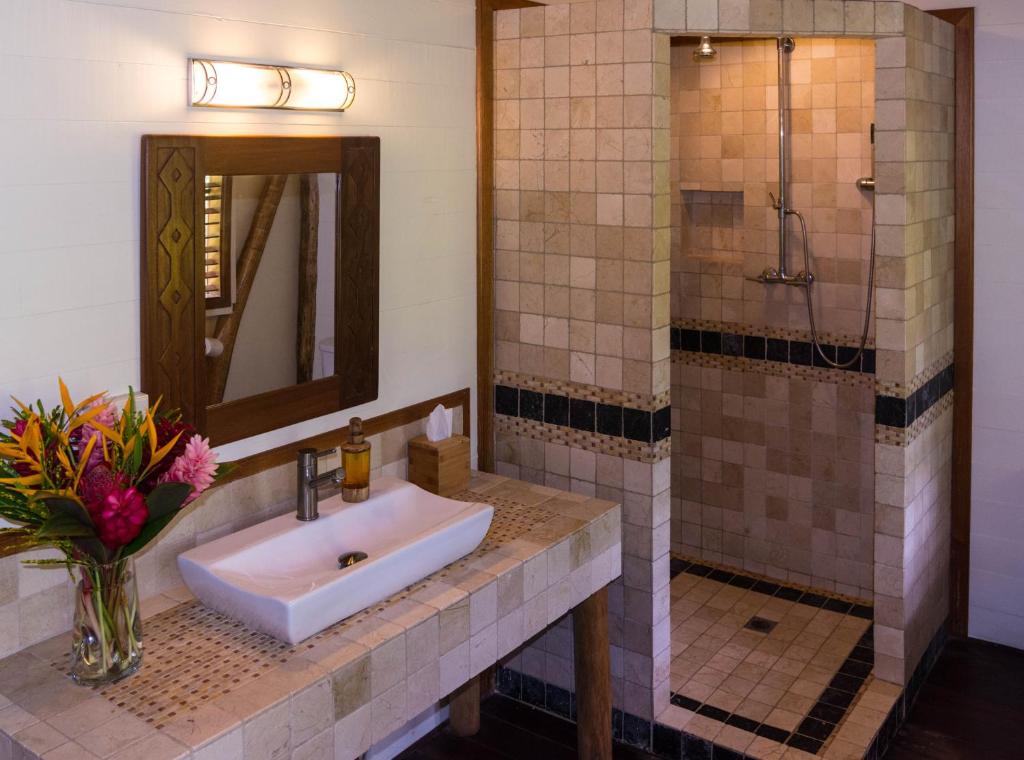 Kamar mandi di Bluff Beach Retreat