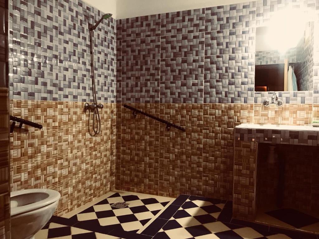 uma casa de banho com um WC, um lavatório e um espelho. em Bivouac Lot Of Stars em Ouarzazate