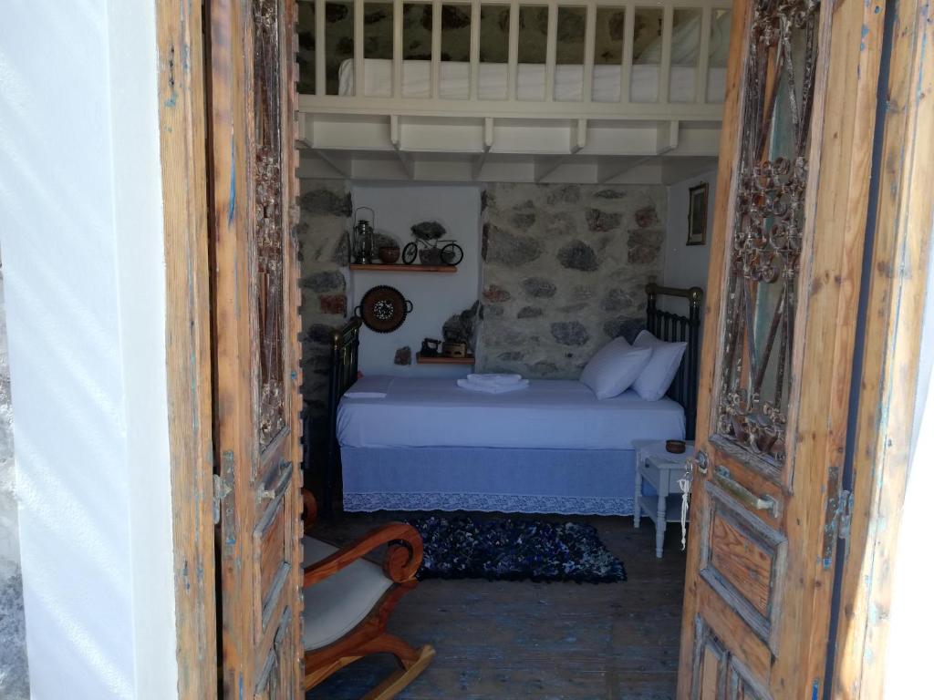 Postel nebo postele na pokoji v ubytování Yalos House