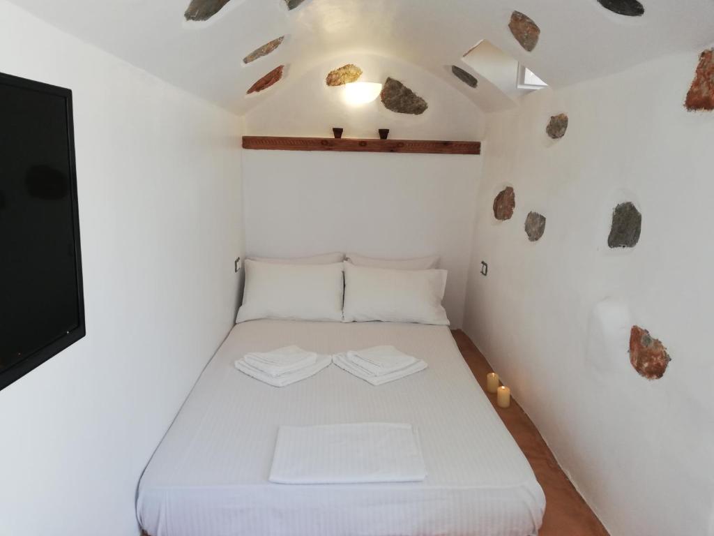 Postel nebo postele na pokoji v ubytování Yalos House