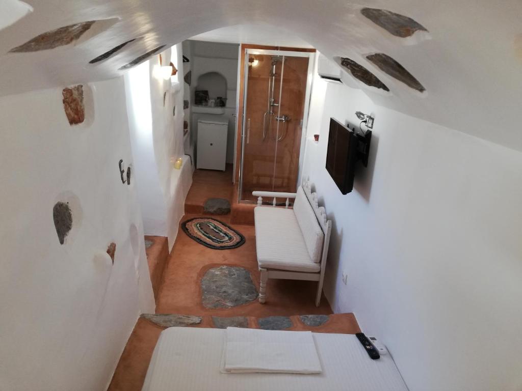 TV a/nebo společenská místnost v ubytování Yalos House