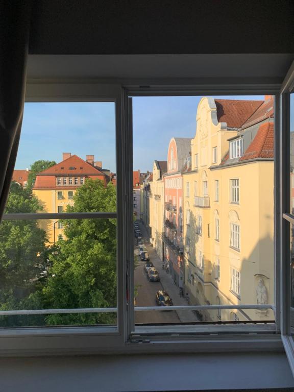 ein Fenster mit Blick auf eine Stadtstraße in der Unterkunft Das Nikolai Hotel in München