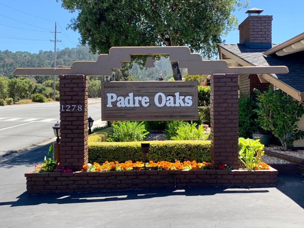 ein Schild für ein Polizeibüro in einem Hof in der Unterkunft Padre Oaks in Monterey