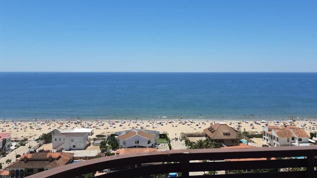 una vista de una playa con mucha gente en Apartamento en la Playa de Punta Umbría, en Punta Umbría