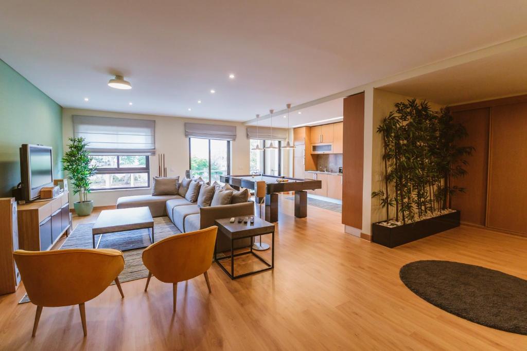 a living room with a couch and a table at PRIME PARQUE RESIDENCE in São Martinho do Porto